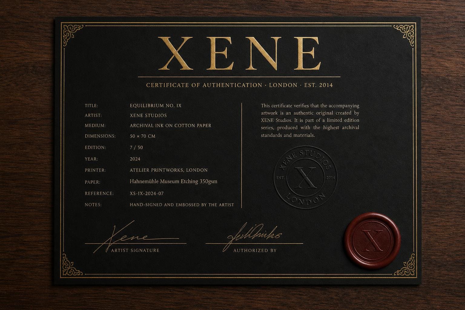 Ein Xene-Echtheitszertifikat auf dunklem Walnussholz.